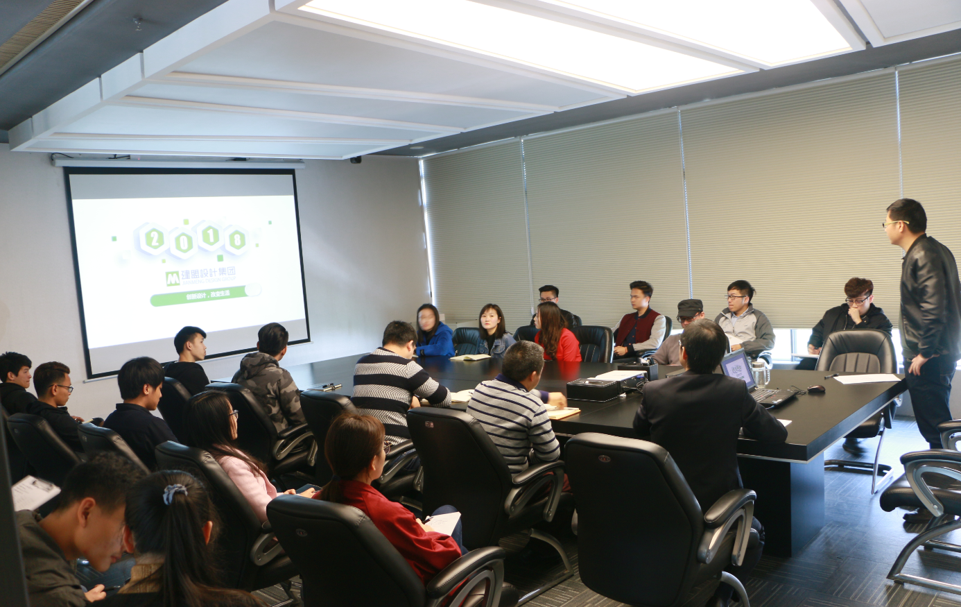 伟德体育2018年首期新员工入职培训昨日举行