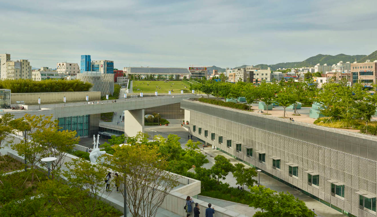 新修建结伴旧历史，，，生文化中心立异精神